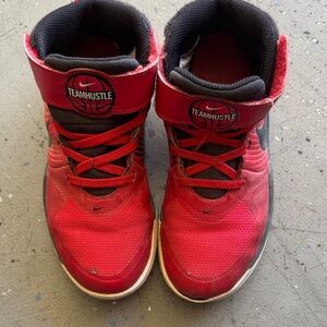 Nike Kids Red and Black Team Hustle Sneakers 2Y